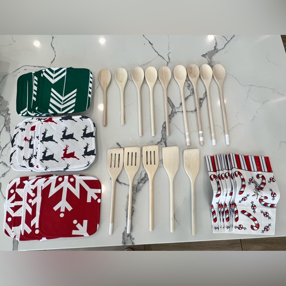 Brand New Christmas Bundle- 19 Brand New Patterned Hot Pads, 14 Wooden Utensils+ - Picture 1 of 12